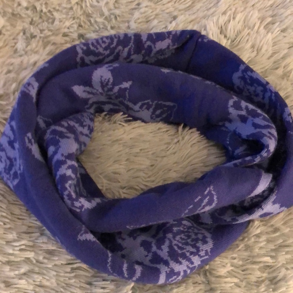 BEAUTIFUL TRENDY REVERSIBLE KNIT INFINITY SCARF BLUE ROSES NWOT COLDWATER CREEK